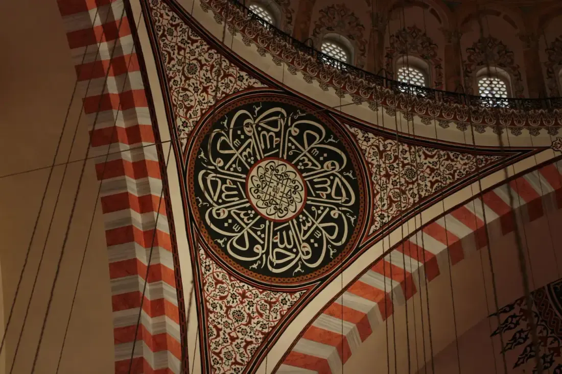 Ornamen dinding bermotif Islami, ilustrasi untuk artikel "Nuzhatun Nazhar Bab 11: Majhul, Mubham, Bid'ah, dan Su'ul Hifzh"