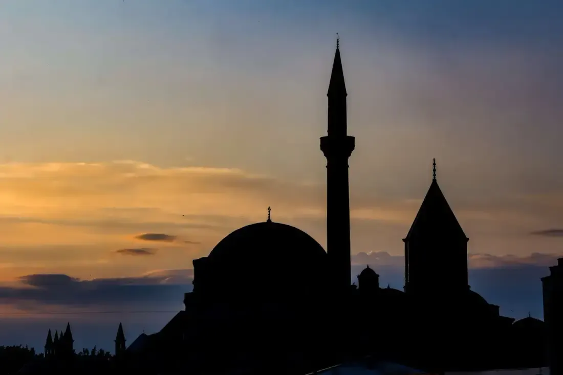 Siluet menara masjid saat senja, ilustrasi untuk artikel "Ikhtishar 'Ulumil Hadits Bab 13: Tadlis dan Hukum Mudallis"