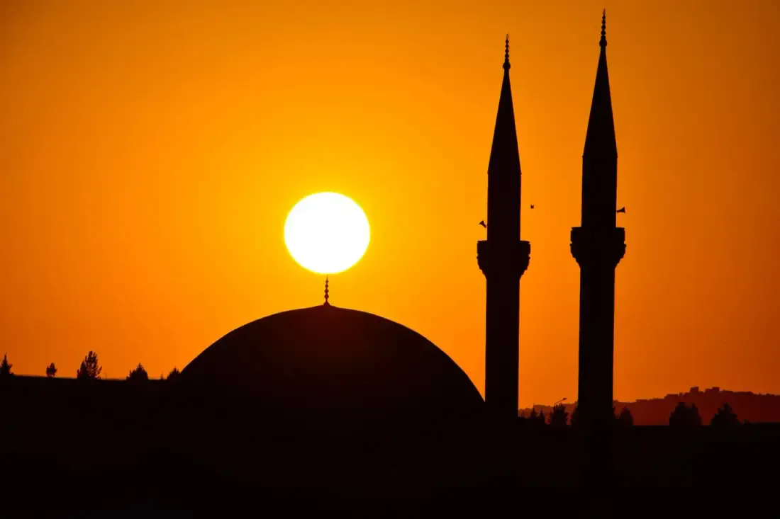 Siluet menara masjid saat senja, ilustrasi untuk artikel "Ikhtishar 'Ulumil Hadits Bab 17: Al-Afrad"