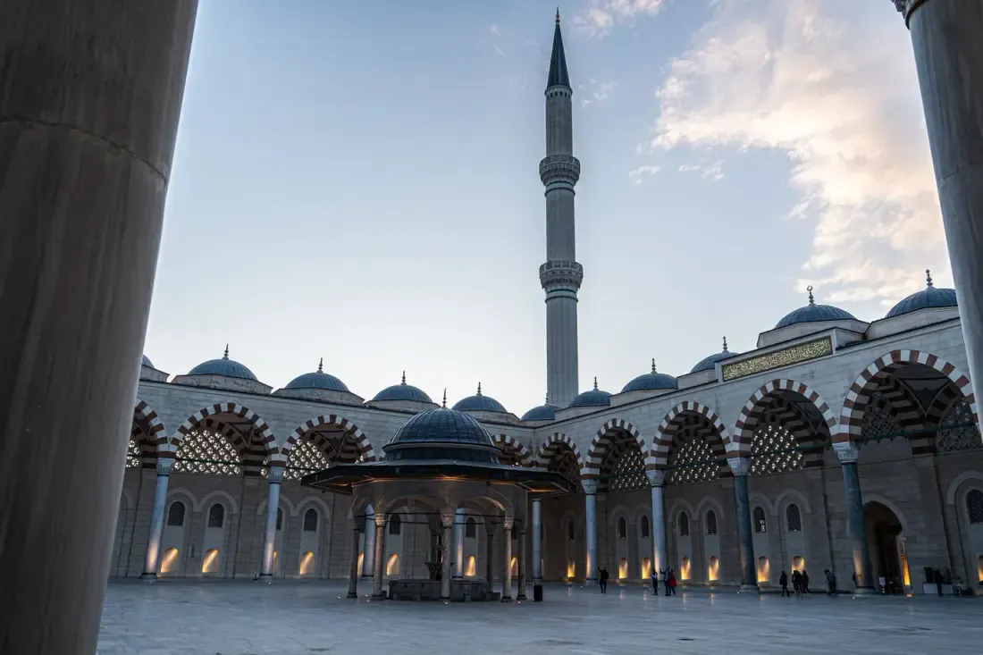 Halaman masjid, ilustrasi untuk artikel "Sanad Terputus Tersembunyi: Tadlis dan Mursal Khafi"