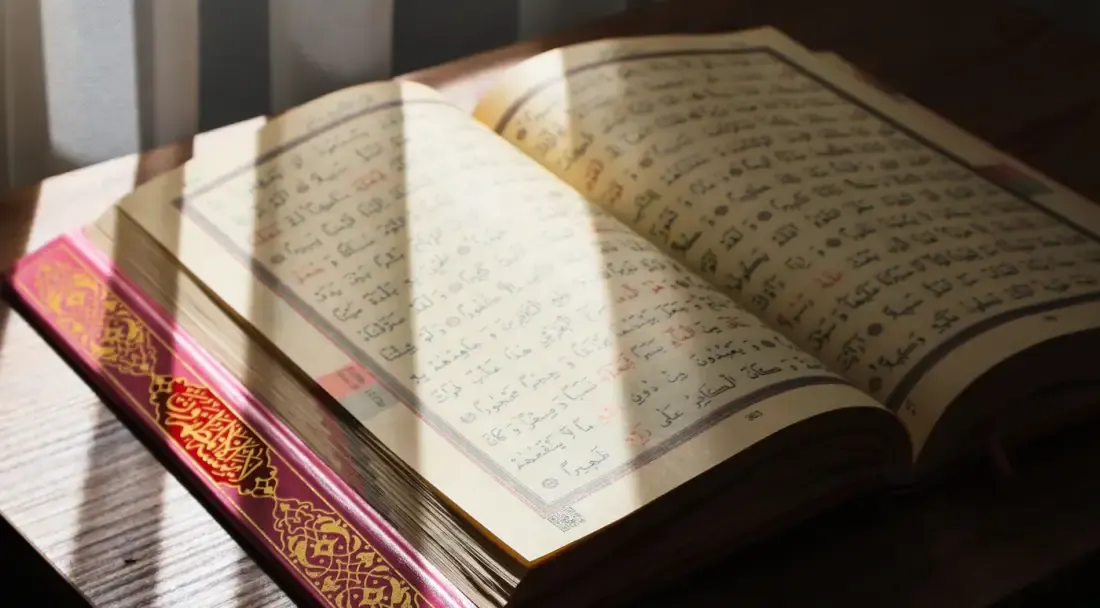 Halaman mushaf Al-Qur’an, ilustrasi untuk artikel "Arbain Nawawi 10: Allah Maha Baik, Hanya Menerima yang Baik"