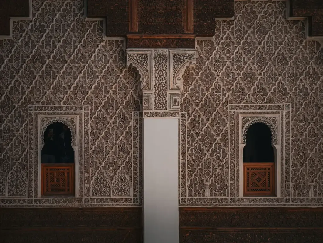 Ornamen dinding bermotif Islami, ilustrasi untuk artikel "Nuzhatun Nazhar Bab 5: I'tibar, Mutaba'ah, dan Syahid"