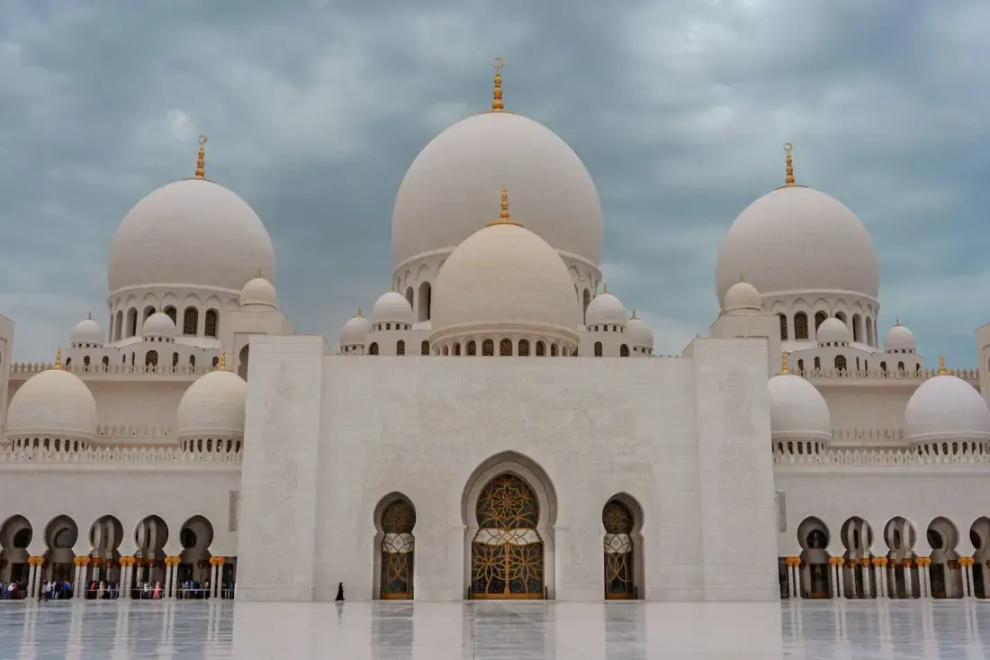 Fasad masjid bergaya Islami, ilustrasi untuk artikel "Fathul Mughits Bab 43: Al-Musalsal"