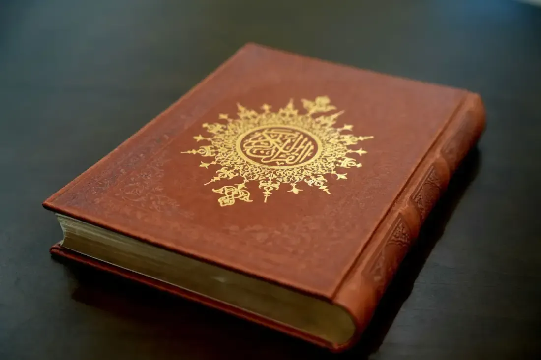 Halaman mushaf Al-Qur’an, ilustrasi untuk artikel "Apa Itu Tadlis dalam Ilmu Hadits, dan Kenapa Ini Alasan Ngajisanad Mewajibkan Bukti Sanad"
