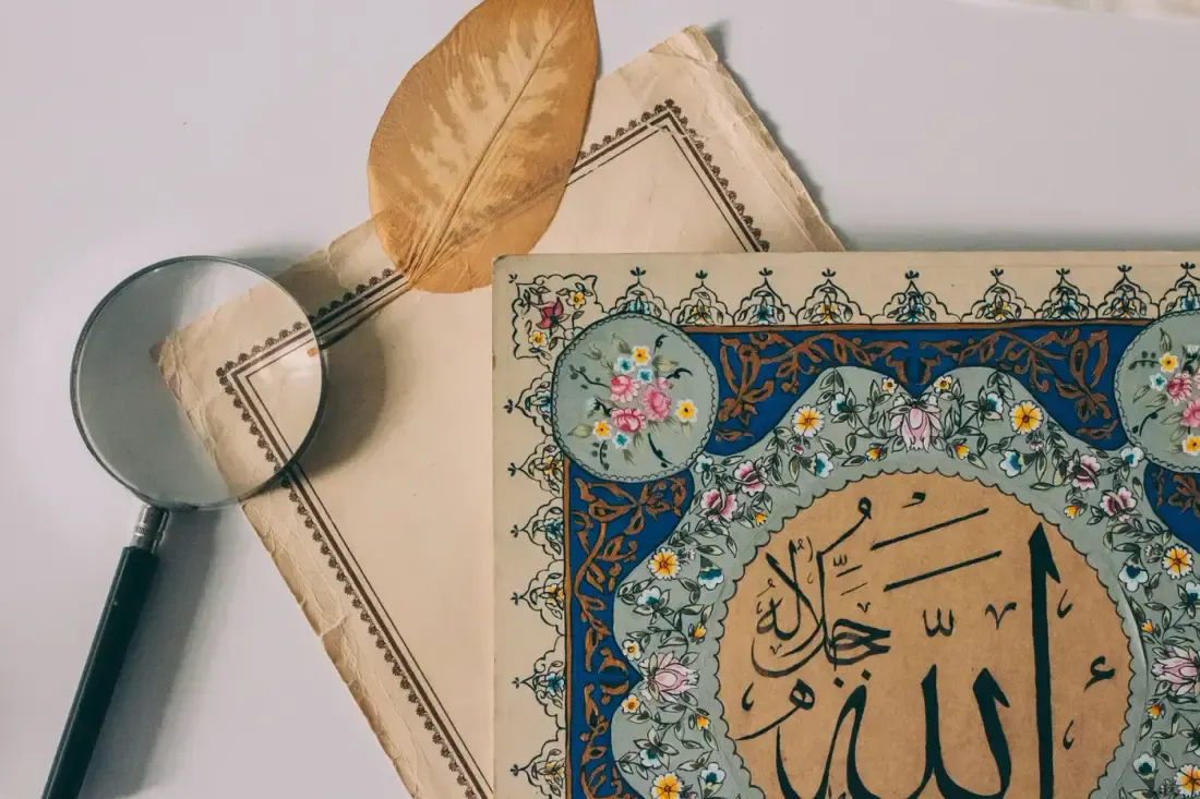 Kaligrafi Arab, ilustrasi untuk artikel "Ahlul Hadits: Mengenal Teladan Akhlak dan Kejujuran Para Ulama Hadits"
