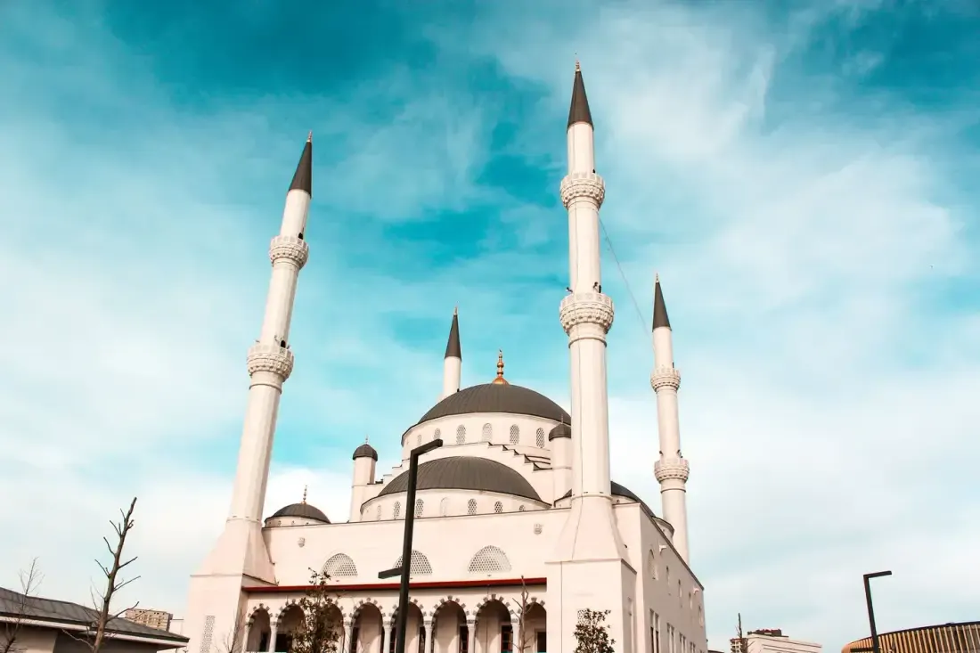 Fasad masjid bergaya Islami, ilustrasi untuk artikel "Fathul Mughits Bab 19: Al-Mudraj"