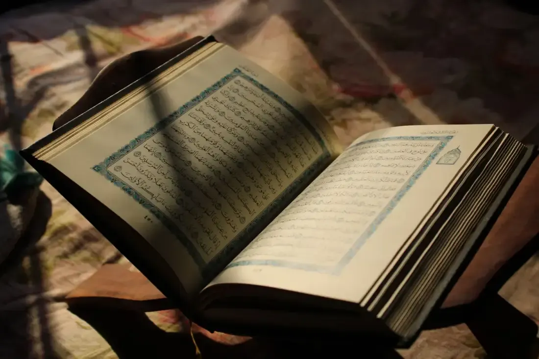 Halaman mushaf Al-Qur’an, ilustrasi untuk artikel "Arbain Nawawi 12: Tanda Baiknya Islam Seseorang"