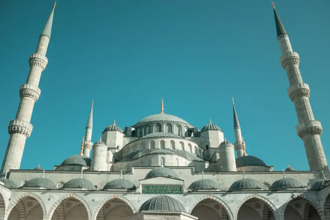Fasad masjid bergaya Islami, ilustrasi untuk artikel "Fathul Mughits Bab 2: Al-Hadits ash-Shahih"