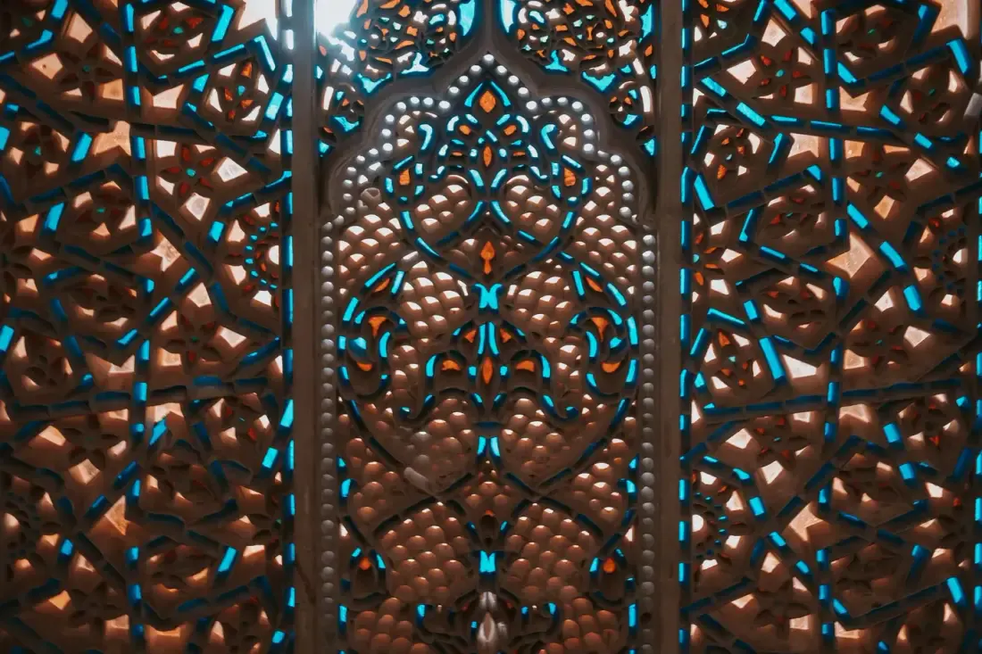 Ornamen dinding bermotif Islami, ilustrasi untuk artikel "Al-Mu'dhal: Sanad yang Gugur Dua Perawi Berurutan, dan Empat Kasus Furu'nya"