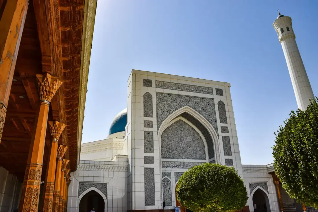 Fasad masjid bergaya Islami, ilustrasi untuk artikel "Fathul Mughits Bab 33: Kitabatul Hadits"