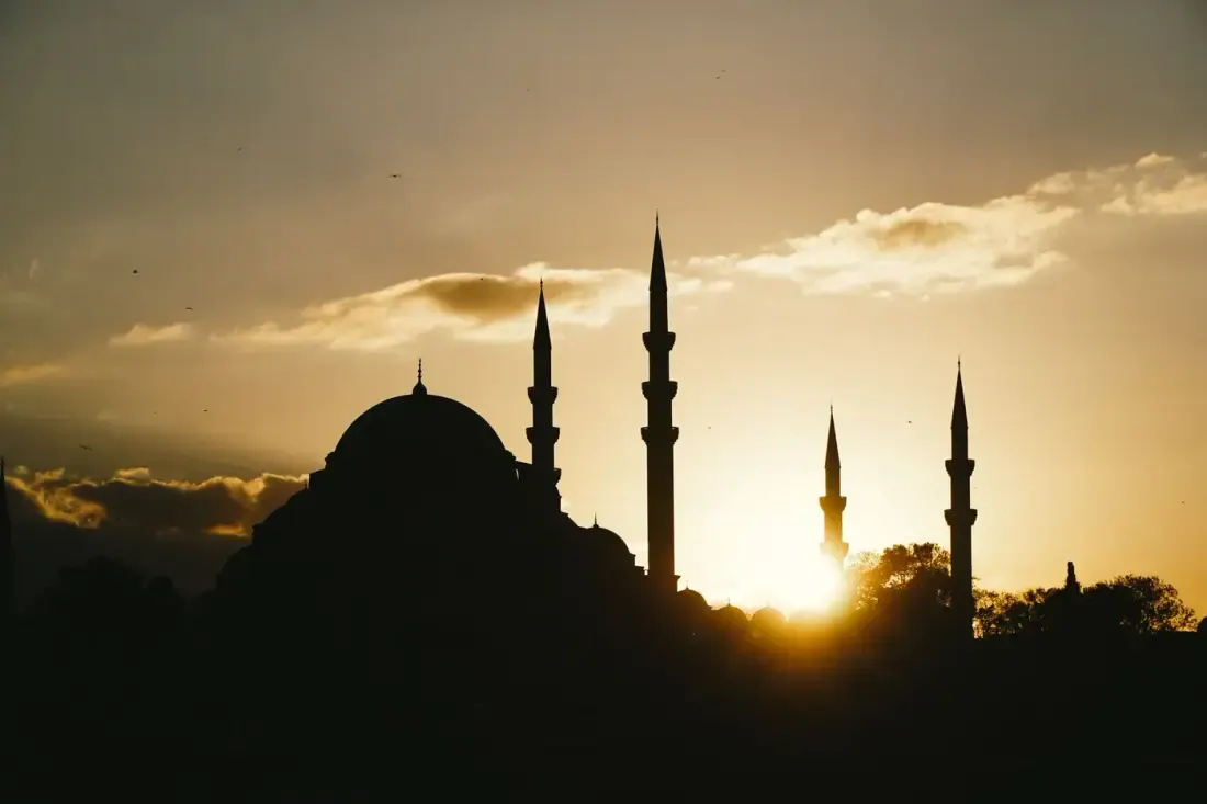 Siluet menara masjid saat senja, ilustrasi untuk artikel "Ikhtishar 'Ulumil Hadits Bab 16: Al-I'tibar, Al-Mutaba'ah, wal-Syawahid"