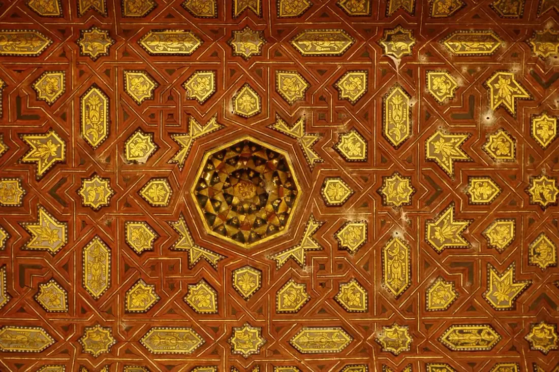 Ornamen dinding bermotif Islami, ilustrasi untuk artikel "Ash-Shahih: Definisi Hadits Shahih Menurut An-Nawawi dan Syarah As-Suyuthi"