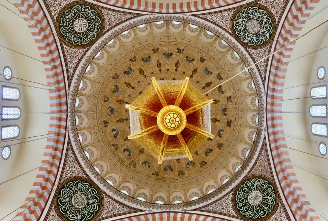Langit-langit interior masjid, ilustrasi untuk artikel "Muqaddimah Ibnu Shalah Bab 31: Al-Masyhur"
