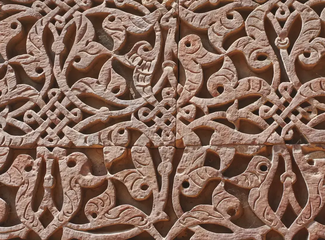 Ornamen dinding bermotif Islami, ilustrasi untuk artikel "Rihlah fi Thalabil Hadits: Tradisi Mengembara Demi Satu Hadits"