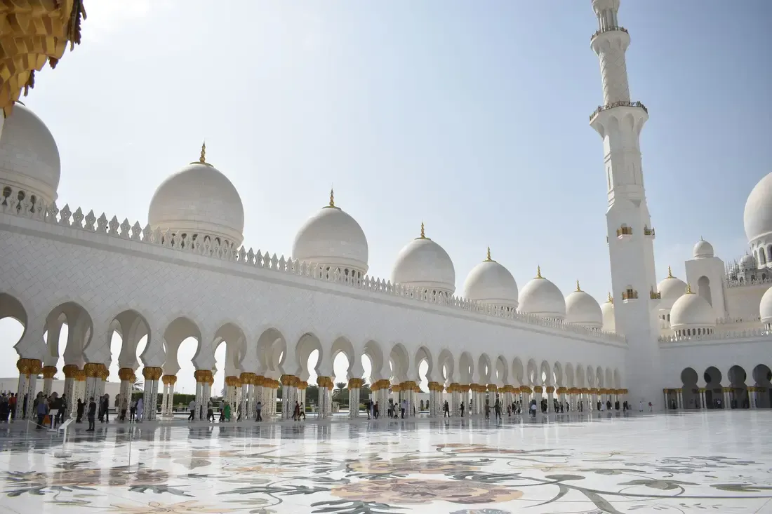 Halaman masjid, ilustrasi untuk artikel "Hadits Tentang Taqwa: Makna dan Keutamaannya dalam Islam"