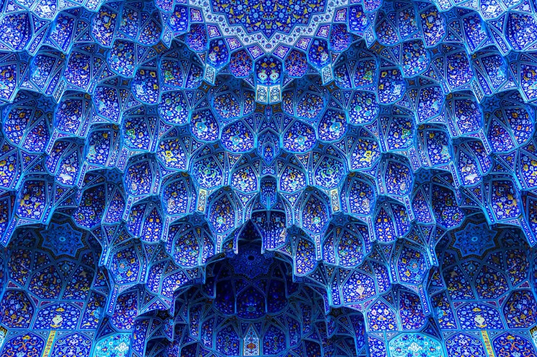 Mozaik ubin masjid, ilustrasi untuk artikel "Hadits tentang Sombong: Bahaya Kesombongan dalam Islam"