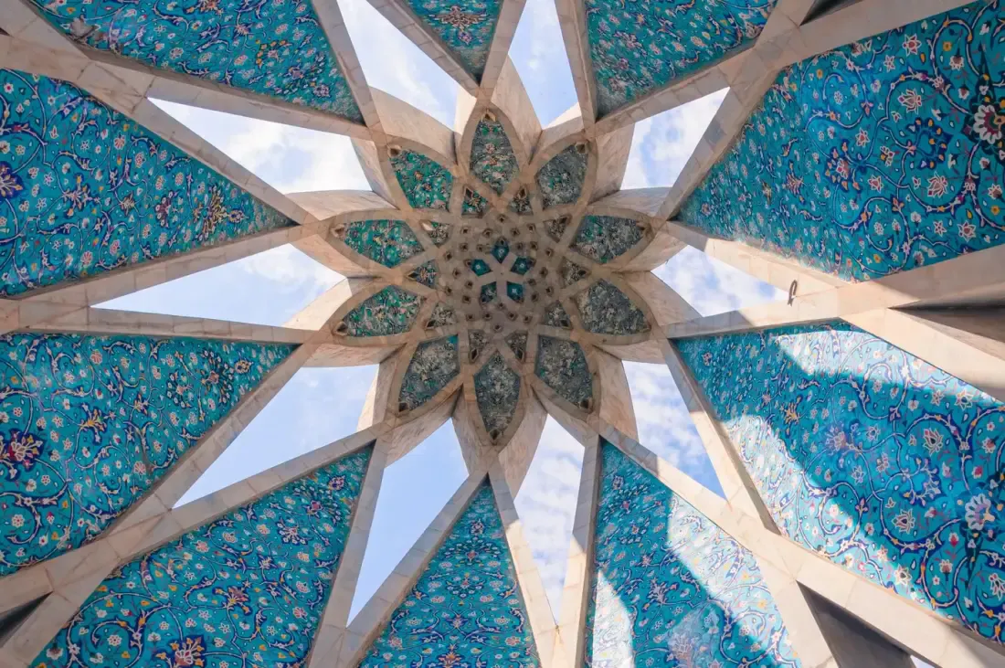 Ornamen dinding bermotif Islami, ilustrasi untuk artikel "Kitabatul-Hadits: Kaidah Menulis dan Menjaga Ketelitian Catatan Hadits"