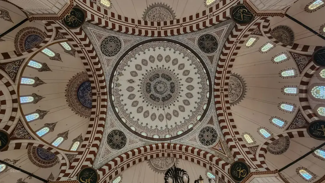 Langit-langit interior masjid, ilustrasi untuk artikel "Muqaddimah Ibnu Shalah Bab 23: Hadits Maqlub"