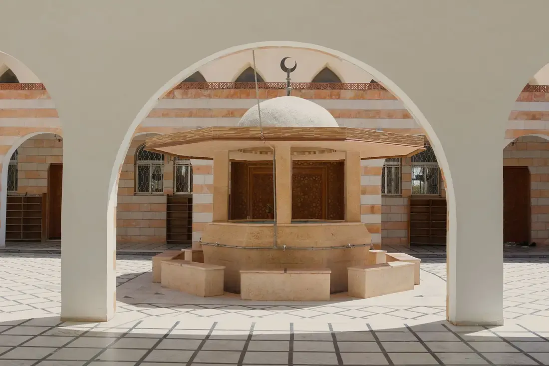 Halaman masjid, ilustrasi untuk artikel "Hadits Tentang Kasih Sayang dalam Islam"