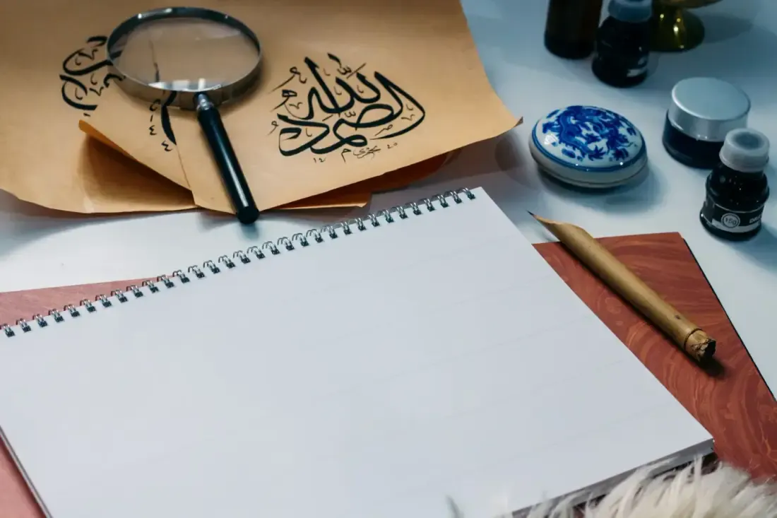 Kaligrafi Arab, ilustrasi untuk artikel "Naw' 29: Al-'Ali dan An-Nazil -Lima Jenis Sanad Tinggi yang Diburu Ulama Klasik"