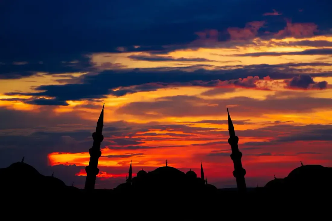 Siluet menara masjid saat senja, ilustrasi untuk artikel "Ikhtishar 'Ulumil Hadits Bab 18: Ziyadatuts Tsiqah"