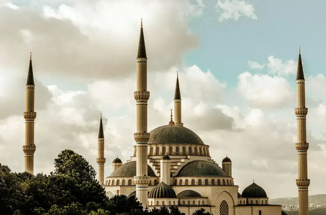 Fasad masjid bergaya Islami, ilustrasi untuk artikel "Fathul Mughits Bab 42: Gharibul Hadits"