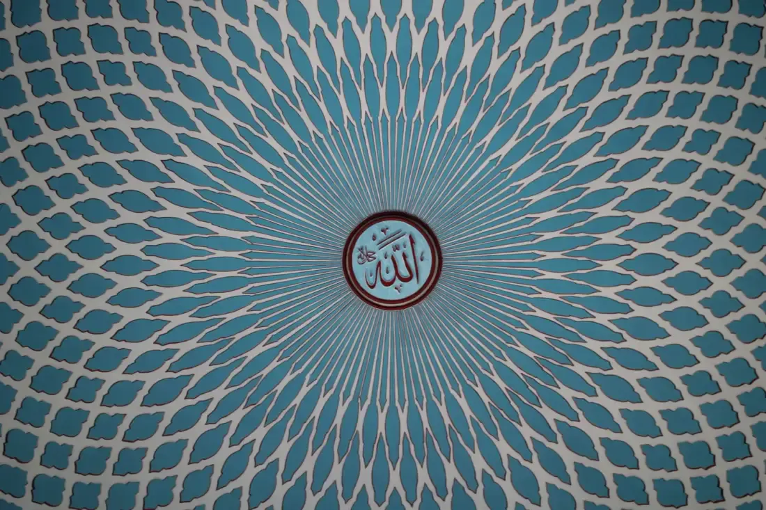 Ornamen dinding bermotif Islami, ilustrasi untuk artikel "Al-Maqlub: Ketika Matan dan Sanad Sengaja Ditukar, dan Ujian Terkenal Al-Bukhari"