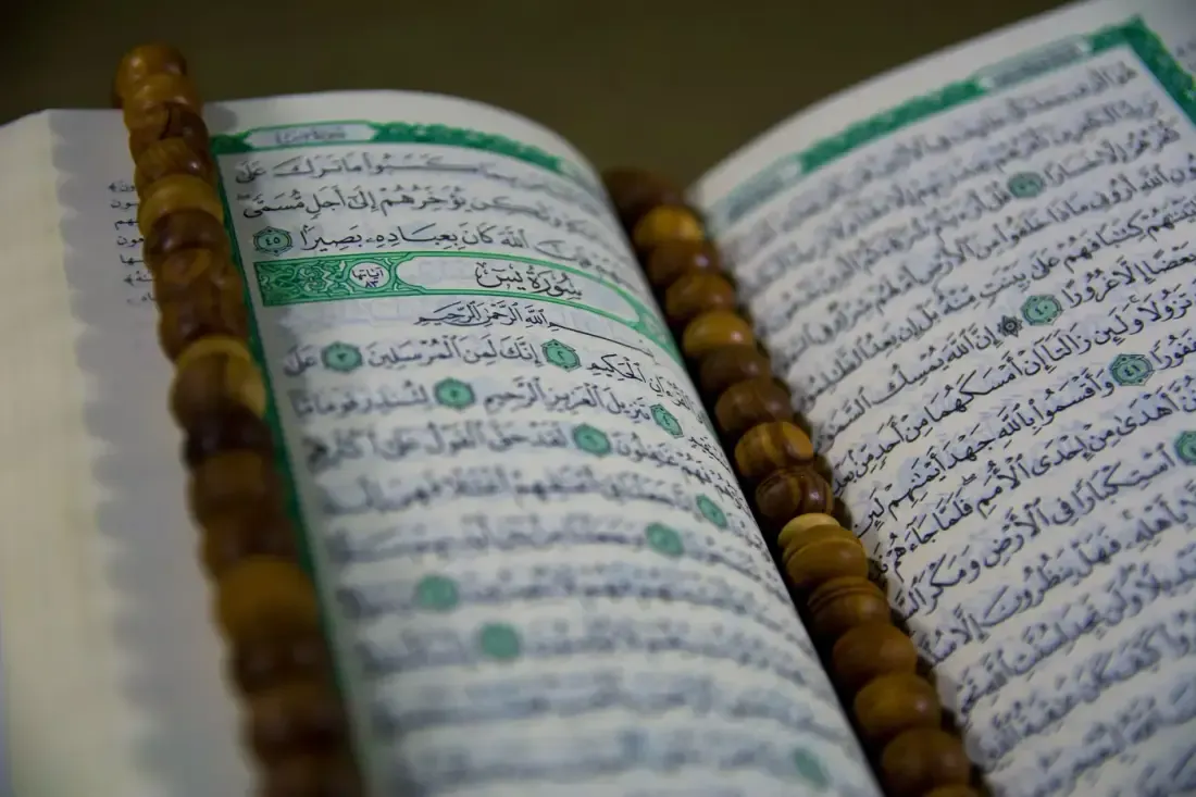 Halaman mushaf Al-Qur’an, ilustrasi untuk artikel "Apa Itu Tahsin? Bedanya dengan Tajwid, dan Kenapa Perlu Belajar dengan Sanad"