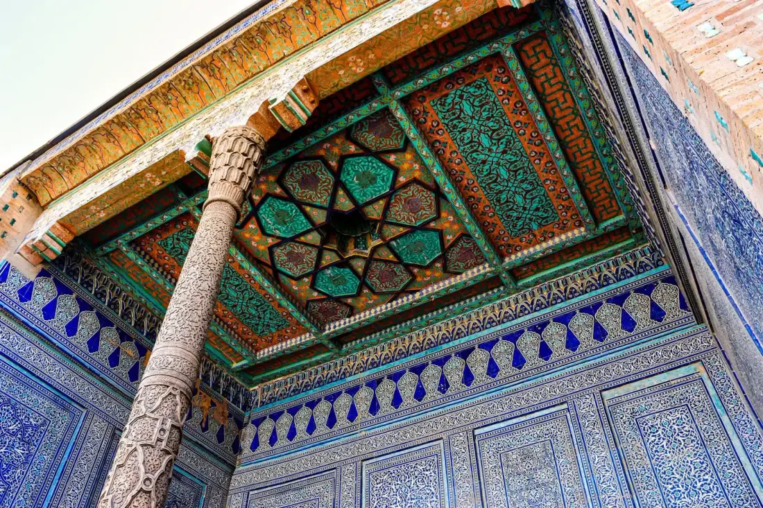 Ornamen dinding bermotif Islami, ilustrasi untuk artikel "Siapa Itu Masyaikh? Guru dari Para Guru"
