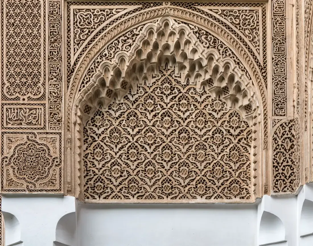 Ornamen dinding bermotif Islami, ilustrasi untuk artikel "Perpustakaan Lisan: Bagaimana Sanad Bertahan Sebelum Ada Mesin Cetak"