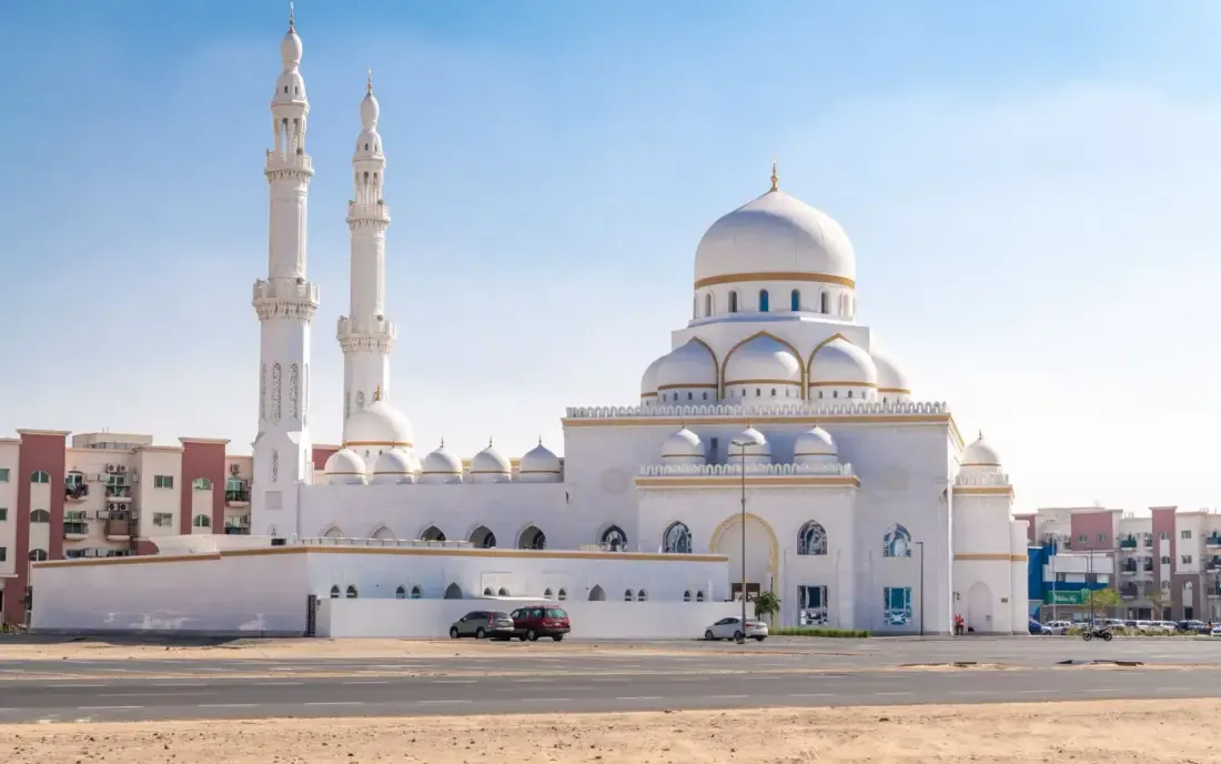 Fasad masjid bergaya Islami, ilustrasi untuk artikel "Fathul Mughits Bab 40: Al-Masyhur"