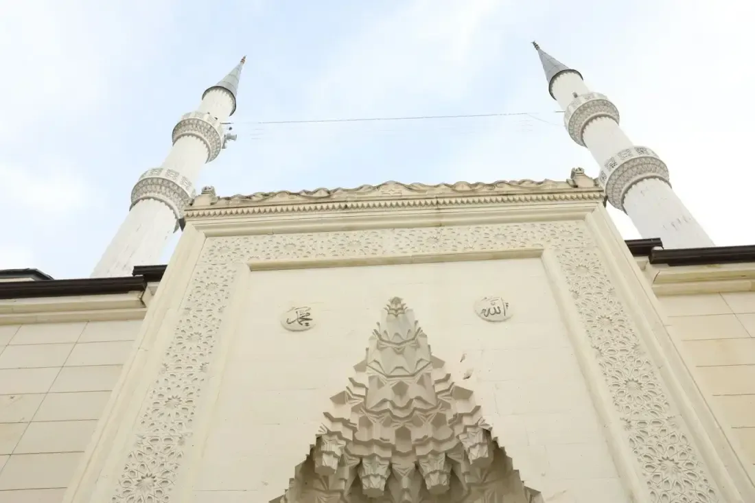Fasad masjid bergaya Islami, ilustrasi untuk artikel "Fathul Mughits Bab 4: Al-Marfu'"