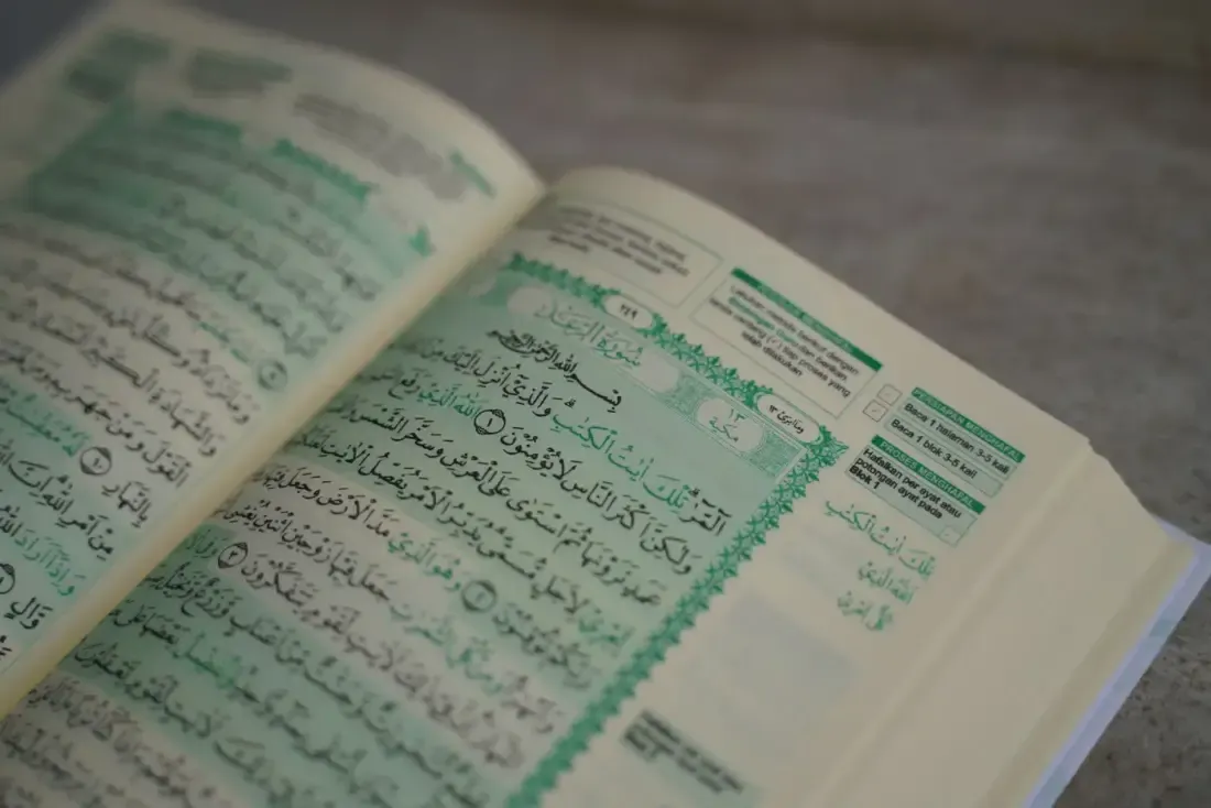 Halaman mushaf Al-Qur’an, ilustrasi untuk artikel "Naw' 60: Tarikh Para Rawi -Ilmu yang Lahir untuk Menangkap Pendusta Hadits"