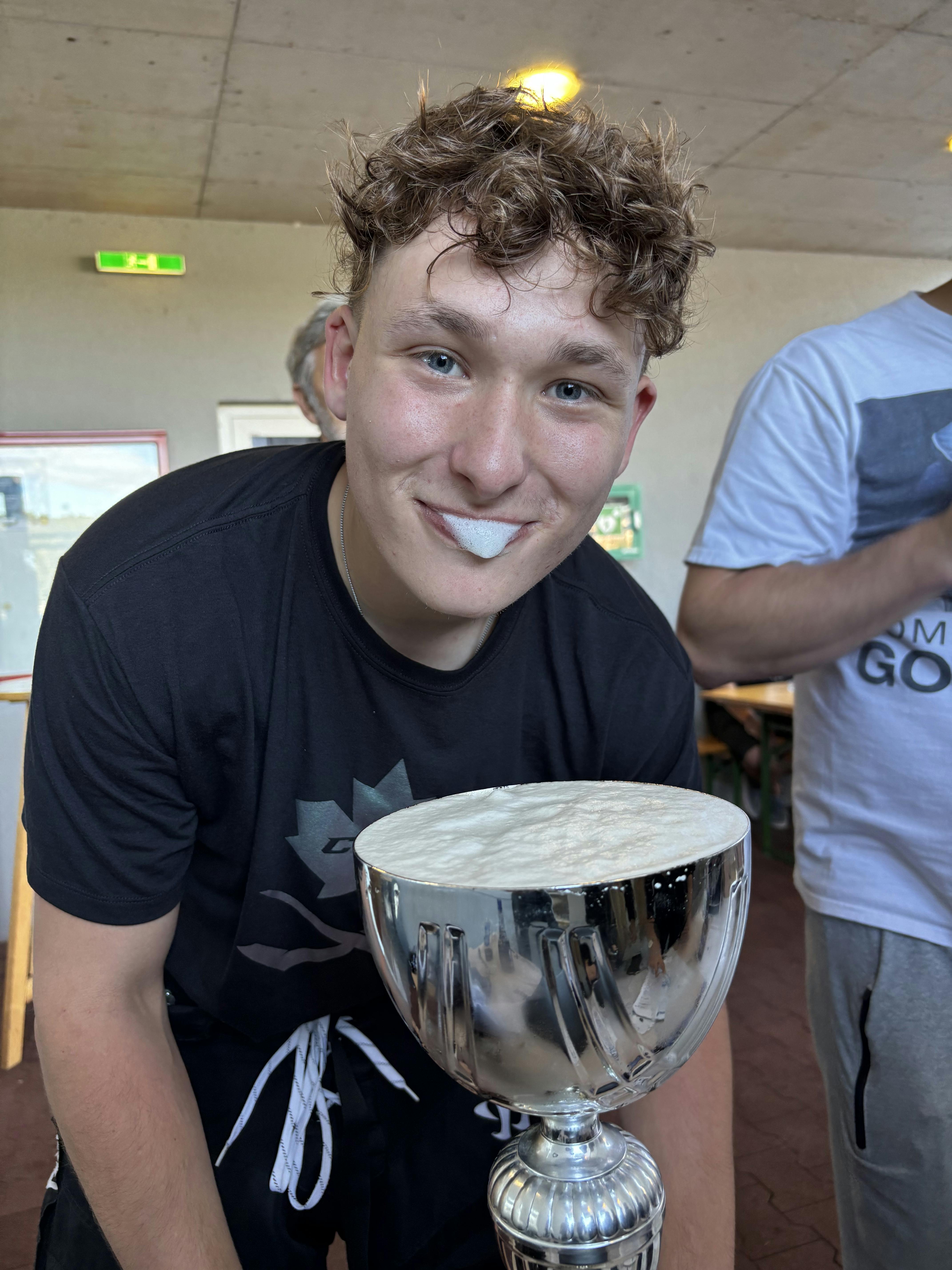 Bildunterschrift: Florian Angerbauer traf im Finale doppelt und durfte den Pokal leeren 