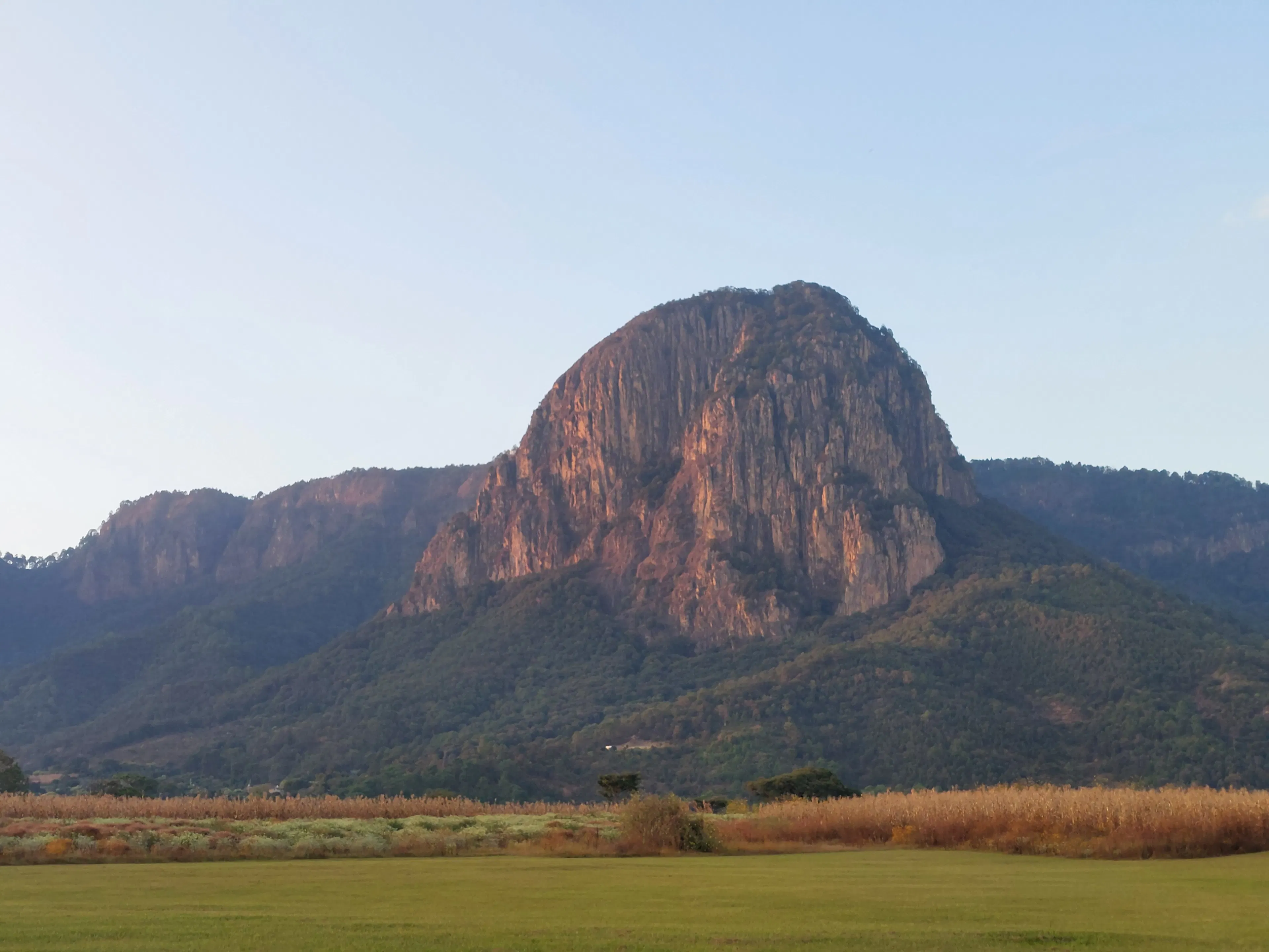 Photo of El Penon rock formation in Valley de Bravo
