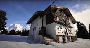 Brohm Ridge Chalet. Credit to https://unofficialnetworks.com/2021/12/10/watch-ski-touring-a-never-finished-ski-resort-near-whistler/