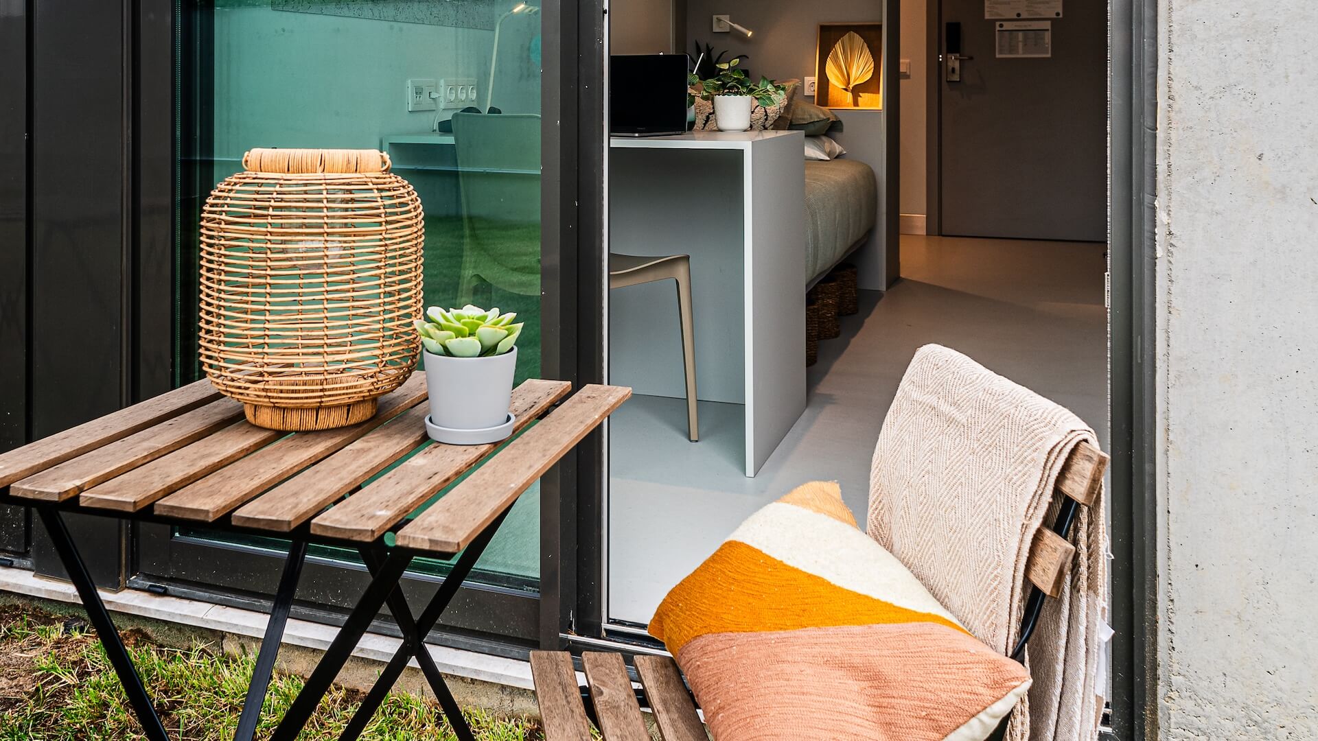 Cada habitación cuenta con un balcón privado