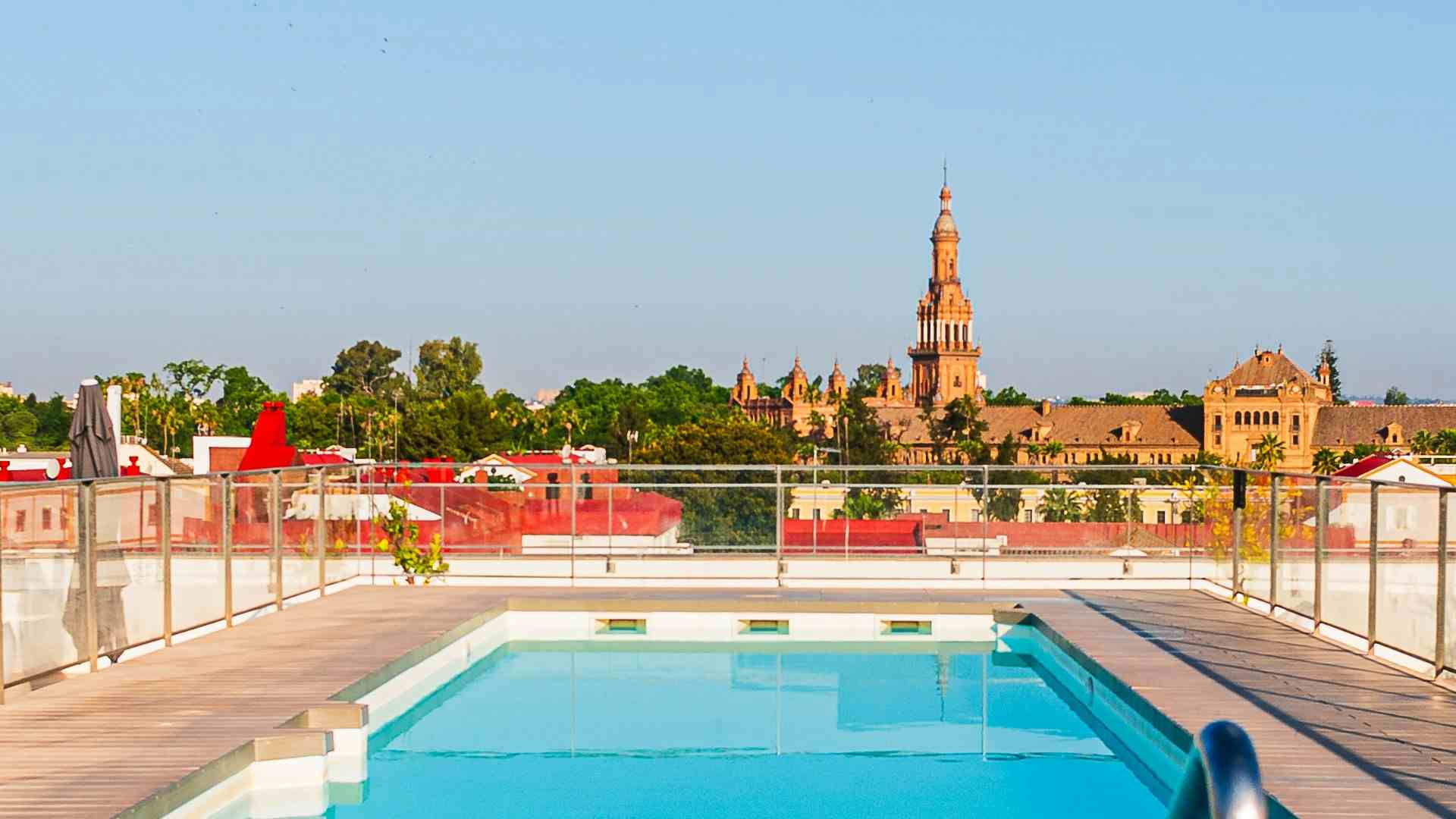 Terraza con piscina en el Nido el porvenir en Sevilla