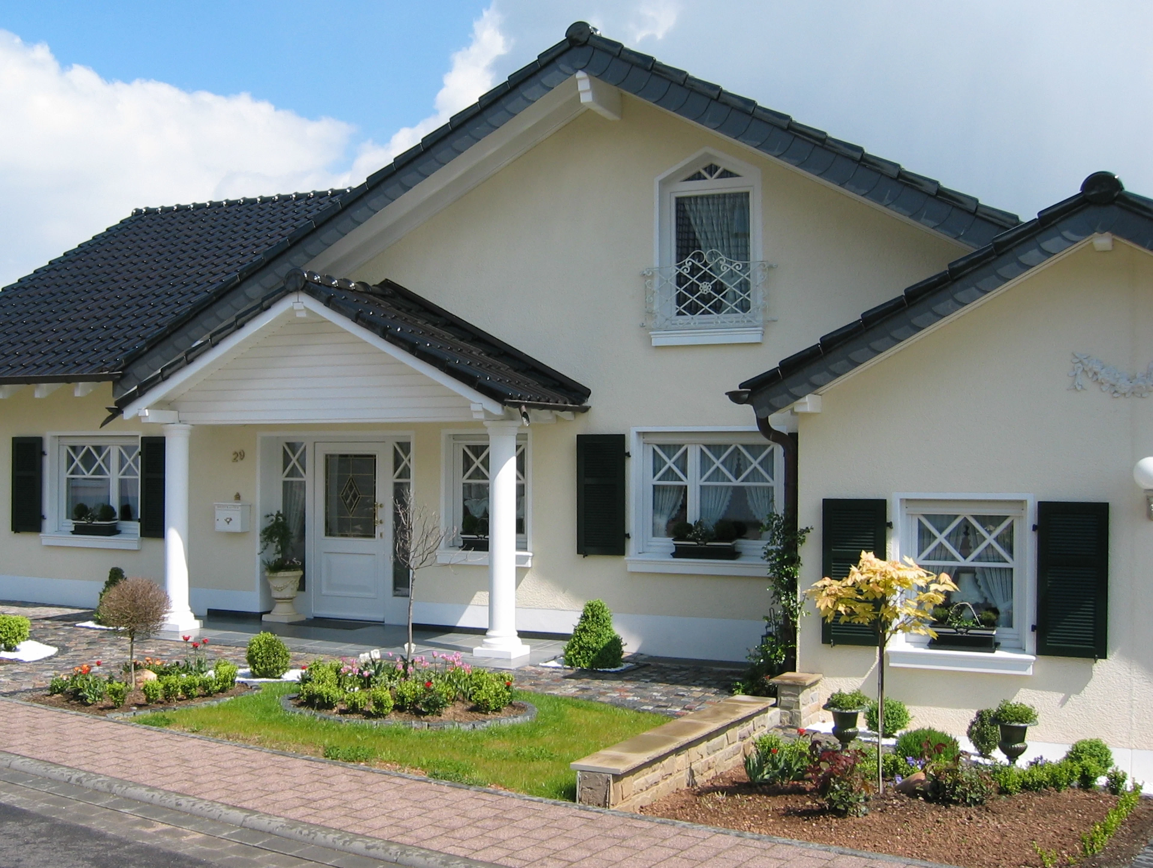 Haus mit Vordachsäulen 01111 von Niessen Beton