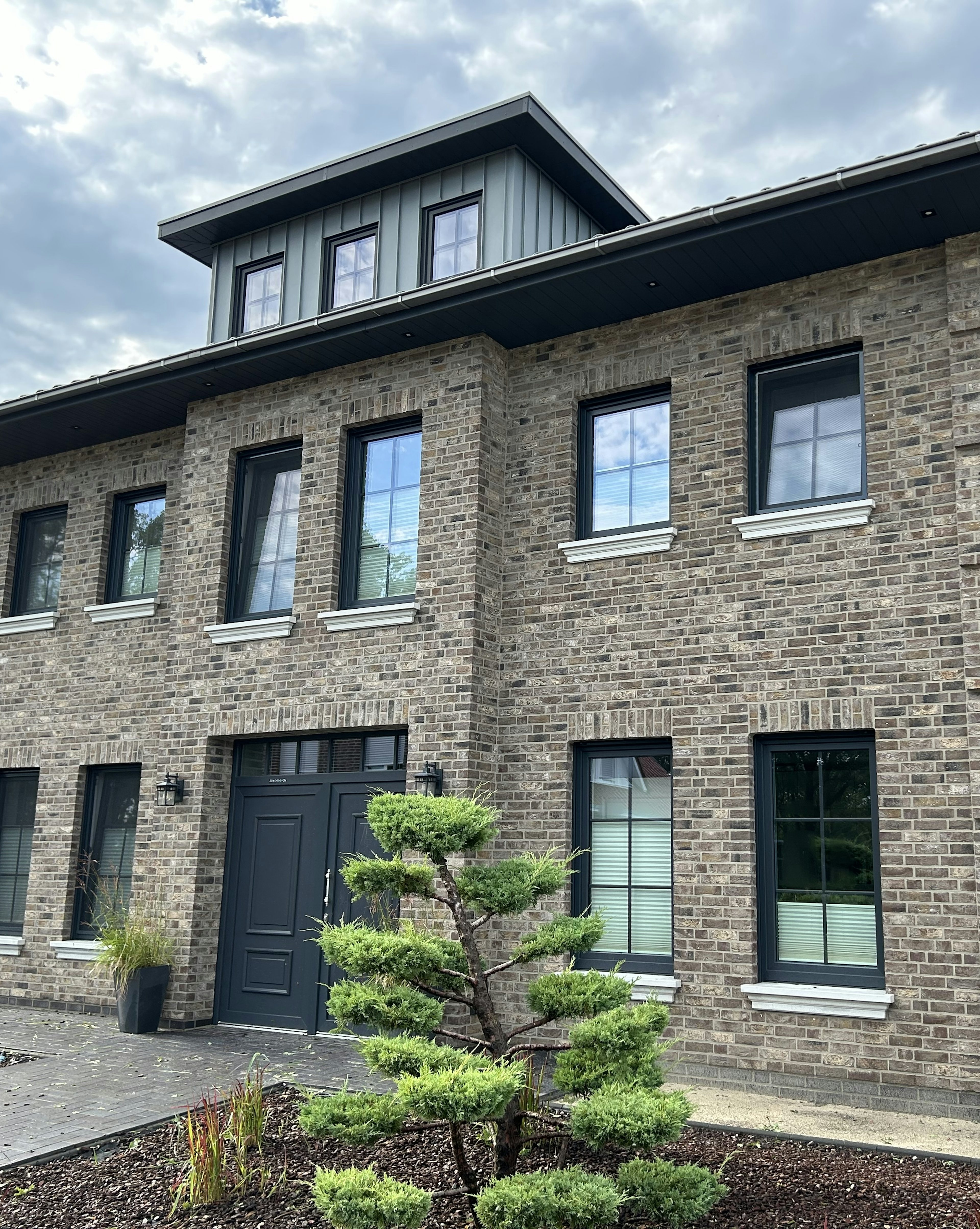 Klinkerfassade mit Fensterbänken außen SLB 500 aus Beton