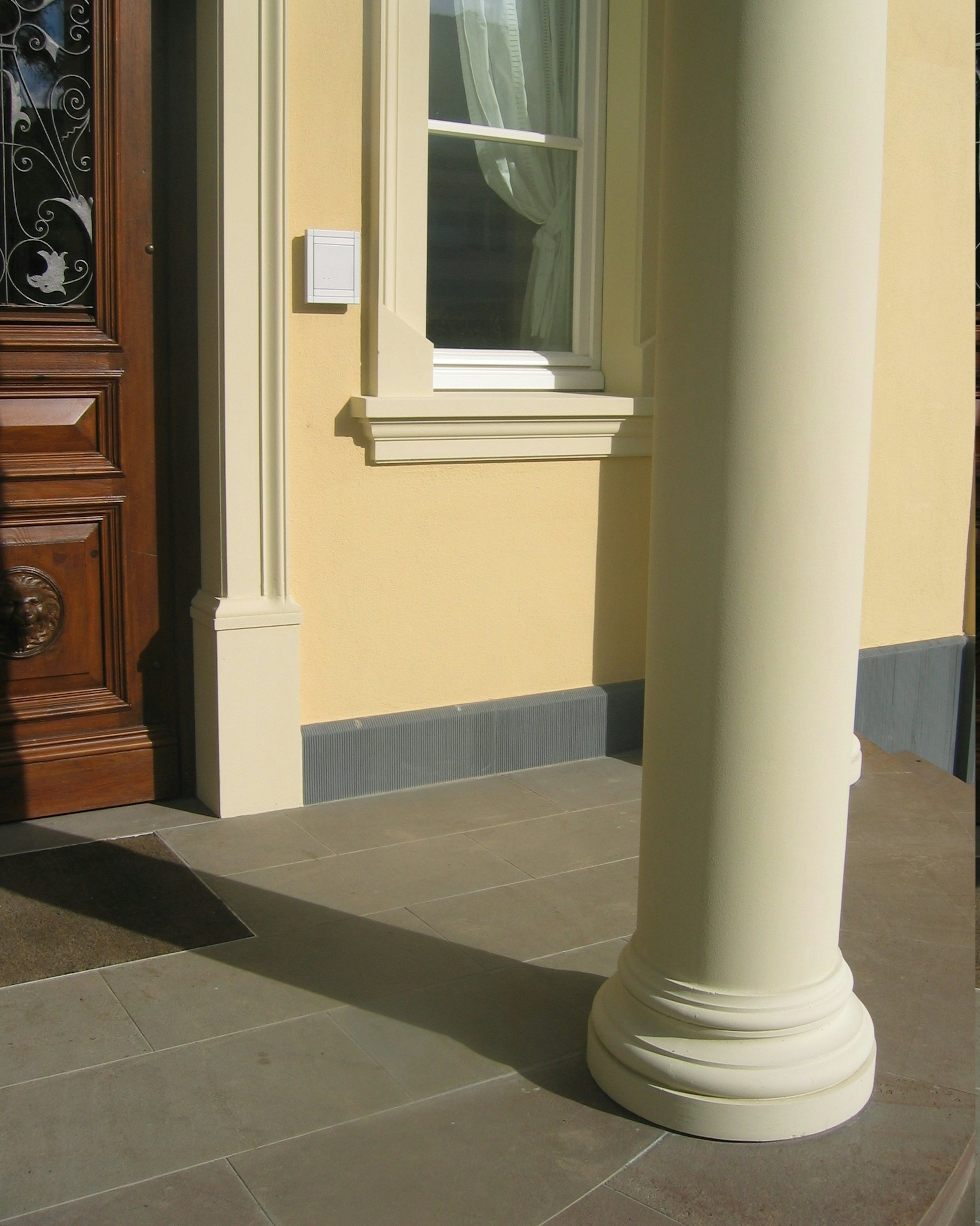 Betonsäule 01120 und Türgewände SLG 500 und Fensterbank außen SLB 500