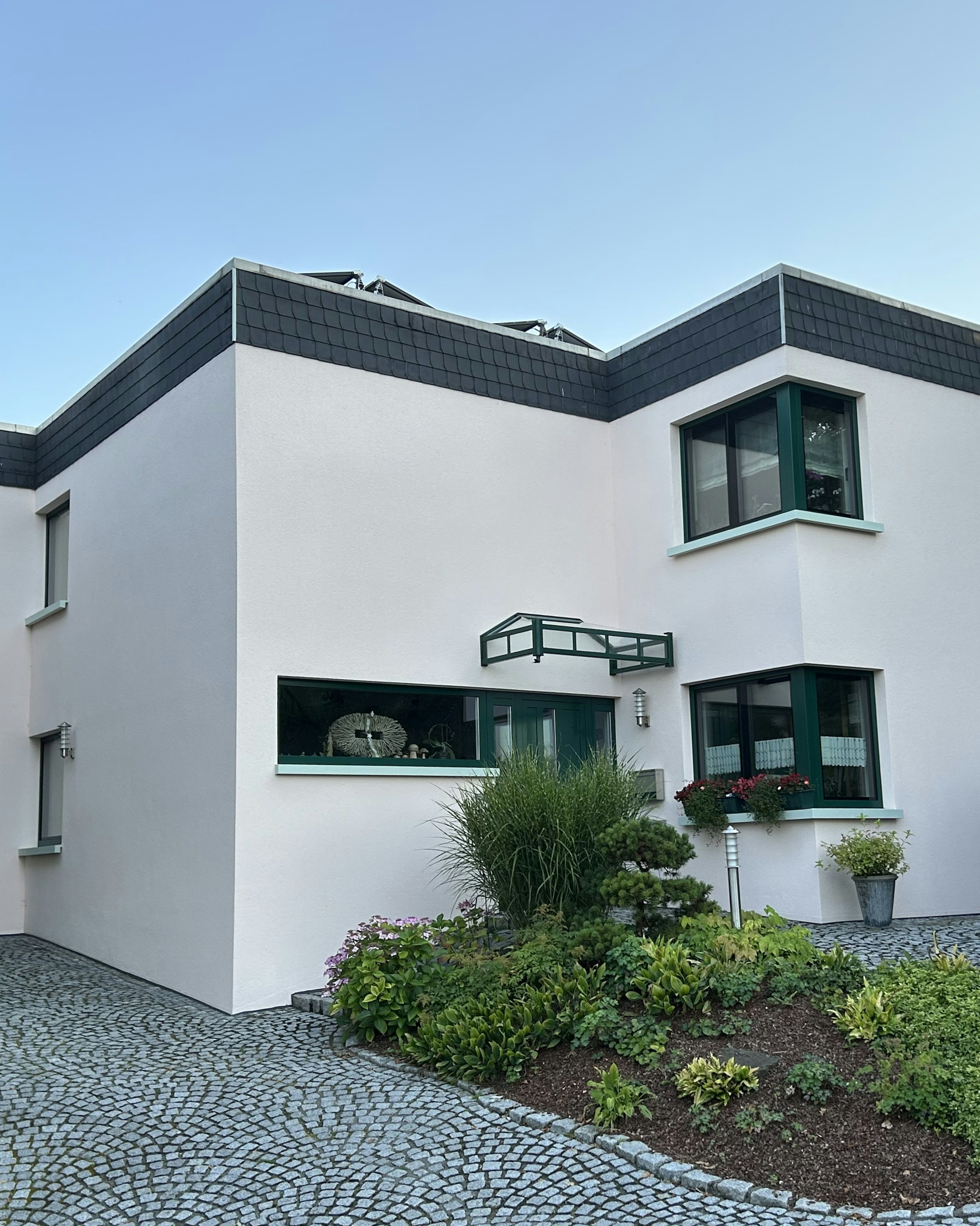 Moderne Fensterbänke außen SLB 851 an einem verputzten Neubau