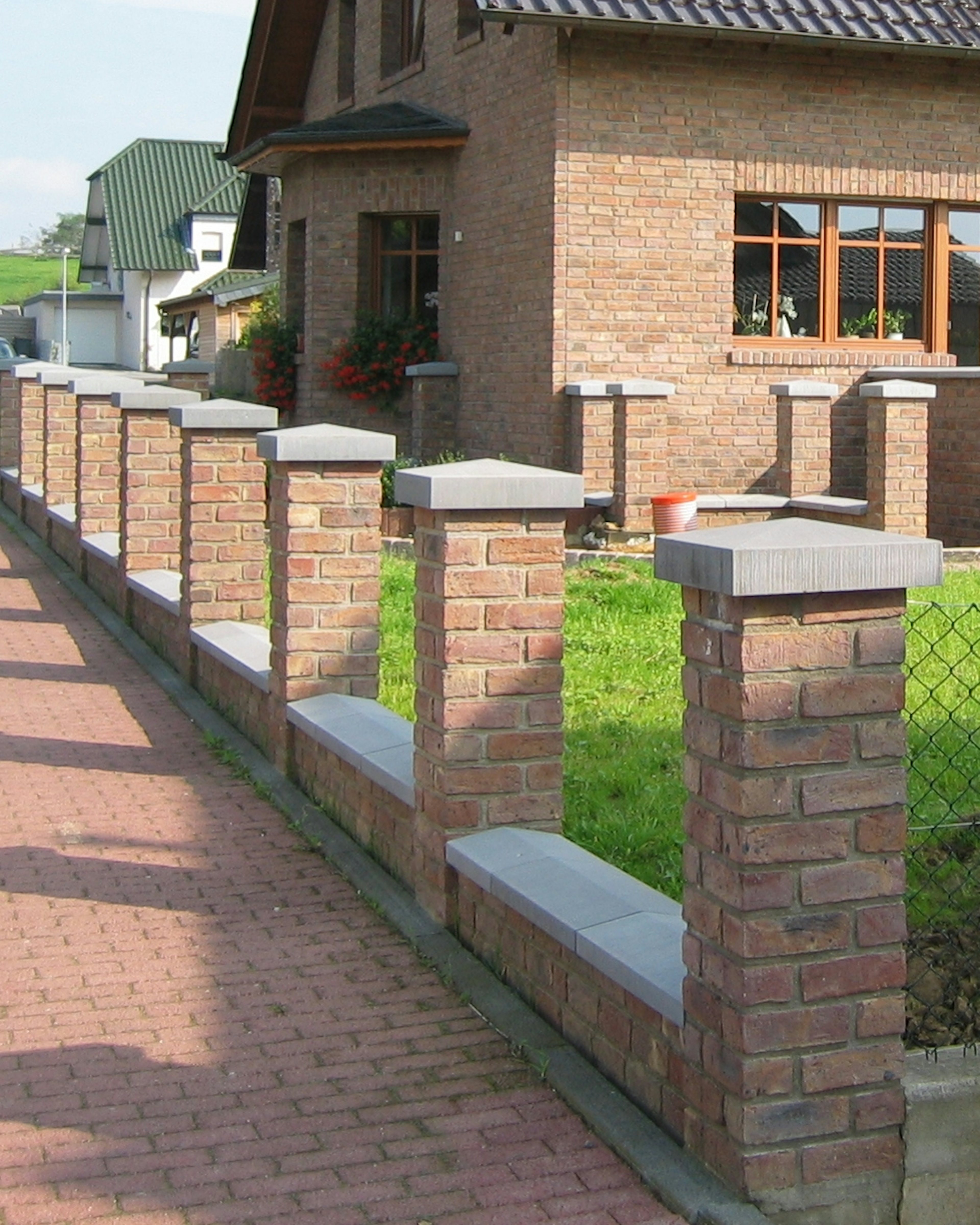 Mauerabdeckungen MAD Betonwerkstein und Pfeilerabdeckungen PAD