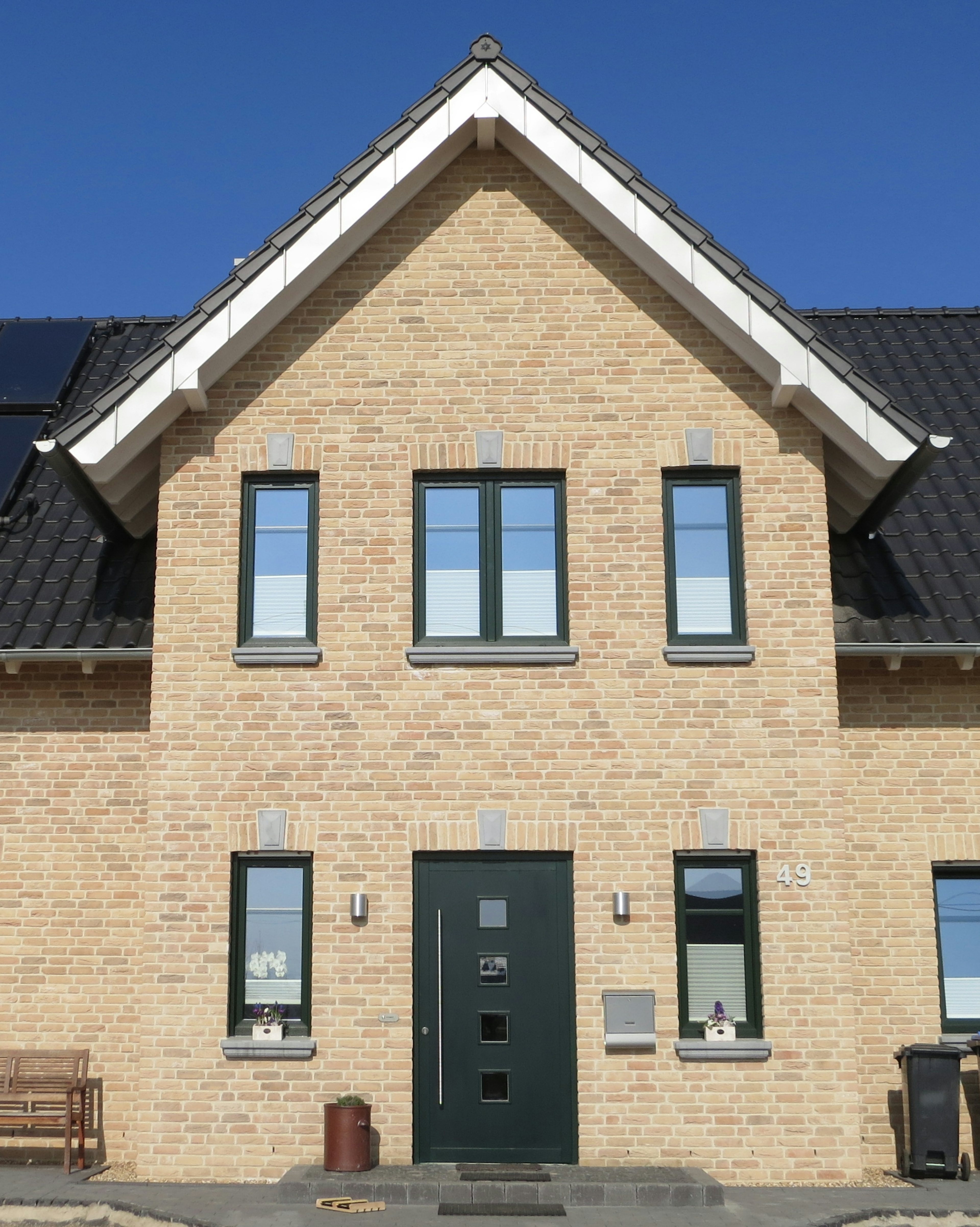 Klinkerfassade mit massiven Fenterbrettern WSB 200