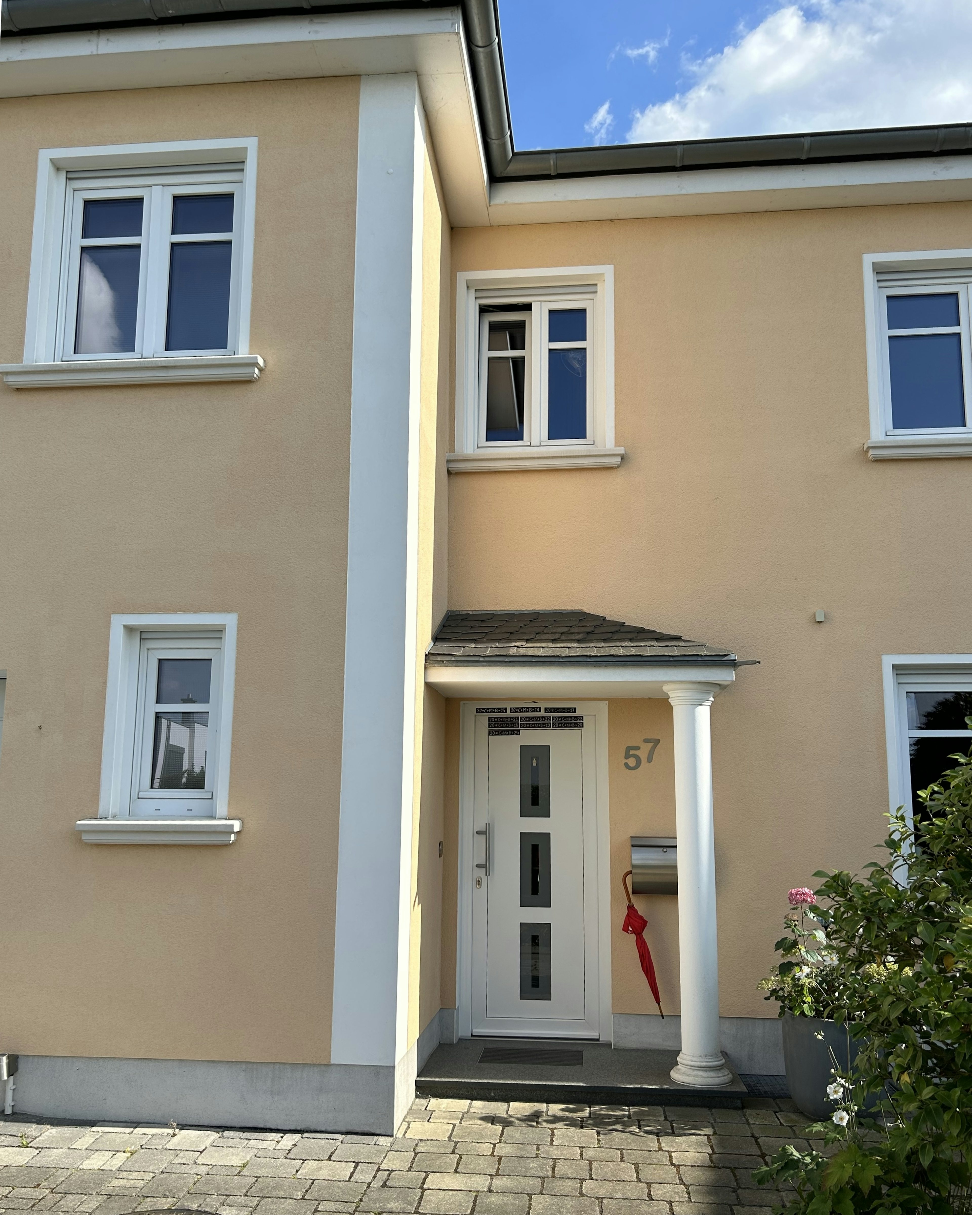Hausfassade mit Massivfensterbänken WSB 200 und Säule 01110