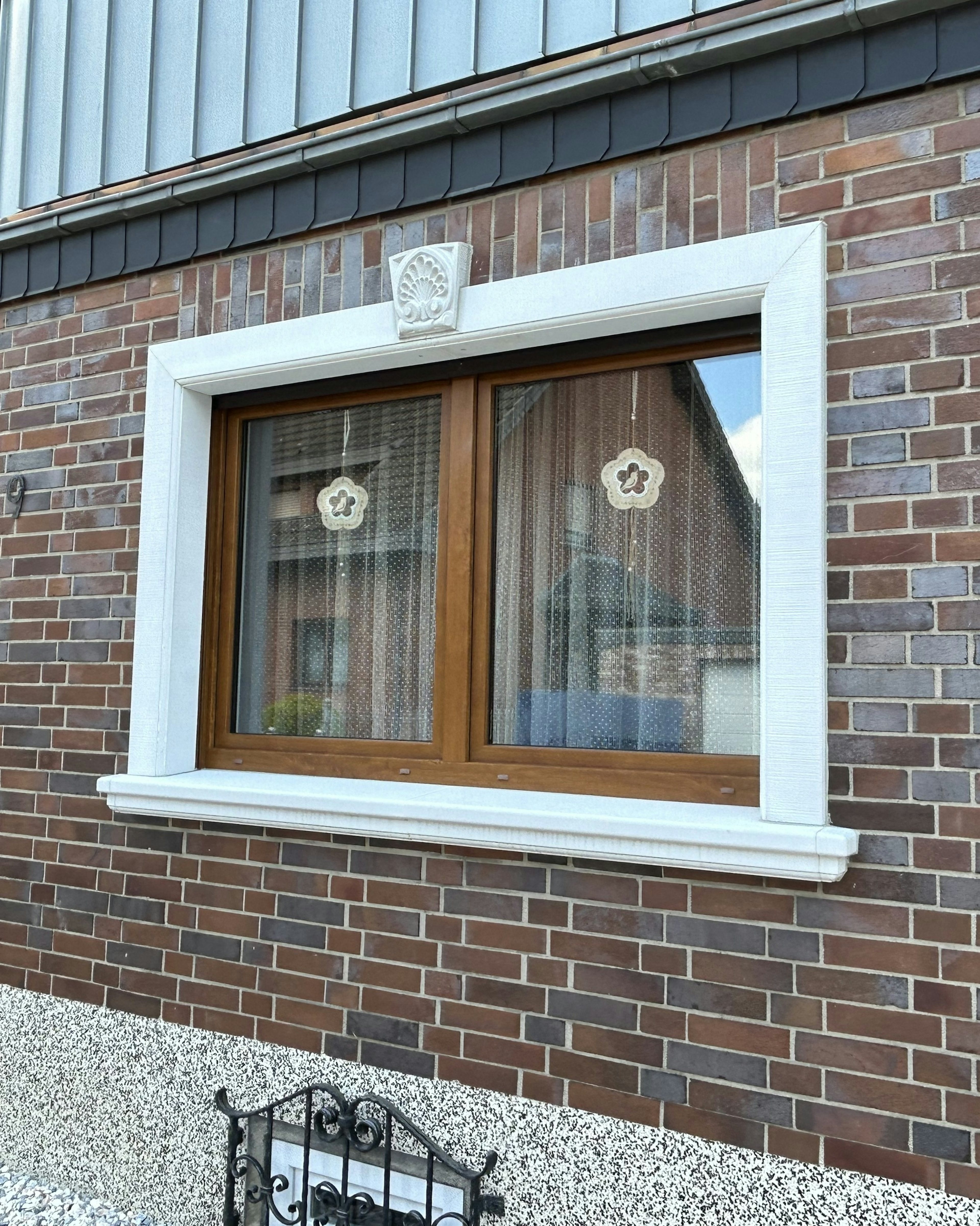 Fenster mit Fassadenschmuck SLB 200 und SLG 200 und Zierstein Muschel