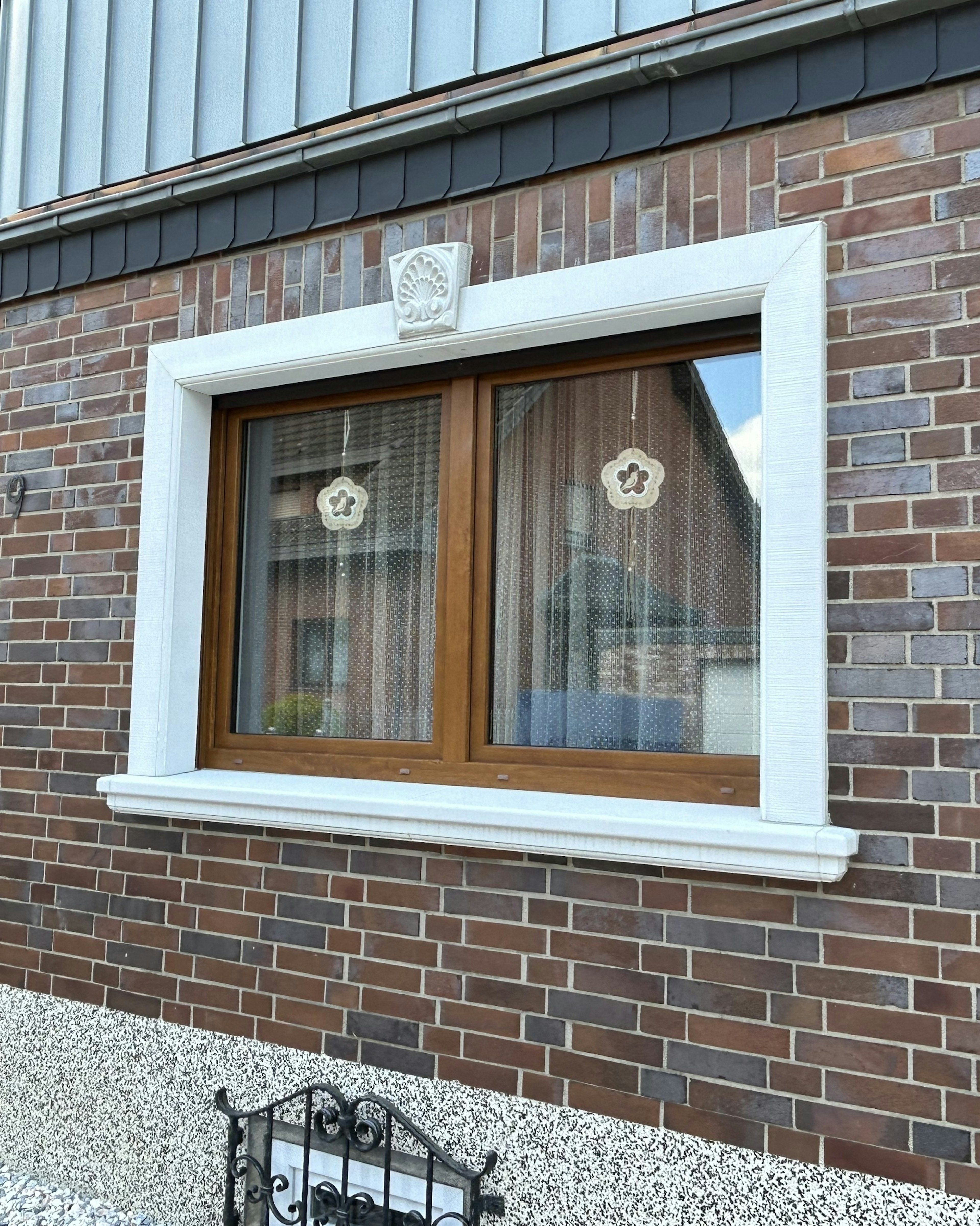 Attraktive Fensterumrahmung SLG 200 mit Fensterbank SLB 200 und Zierstein