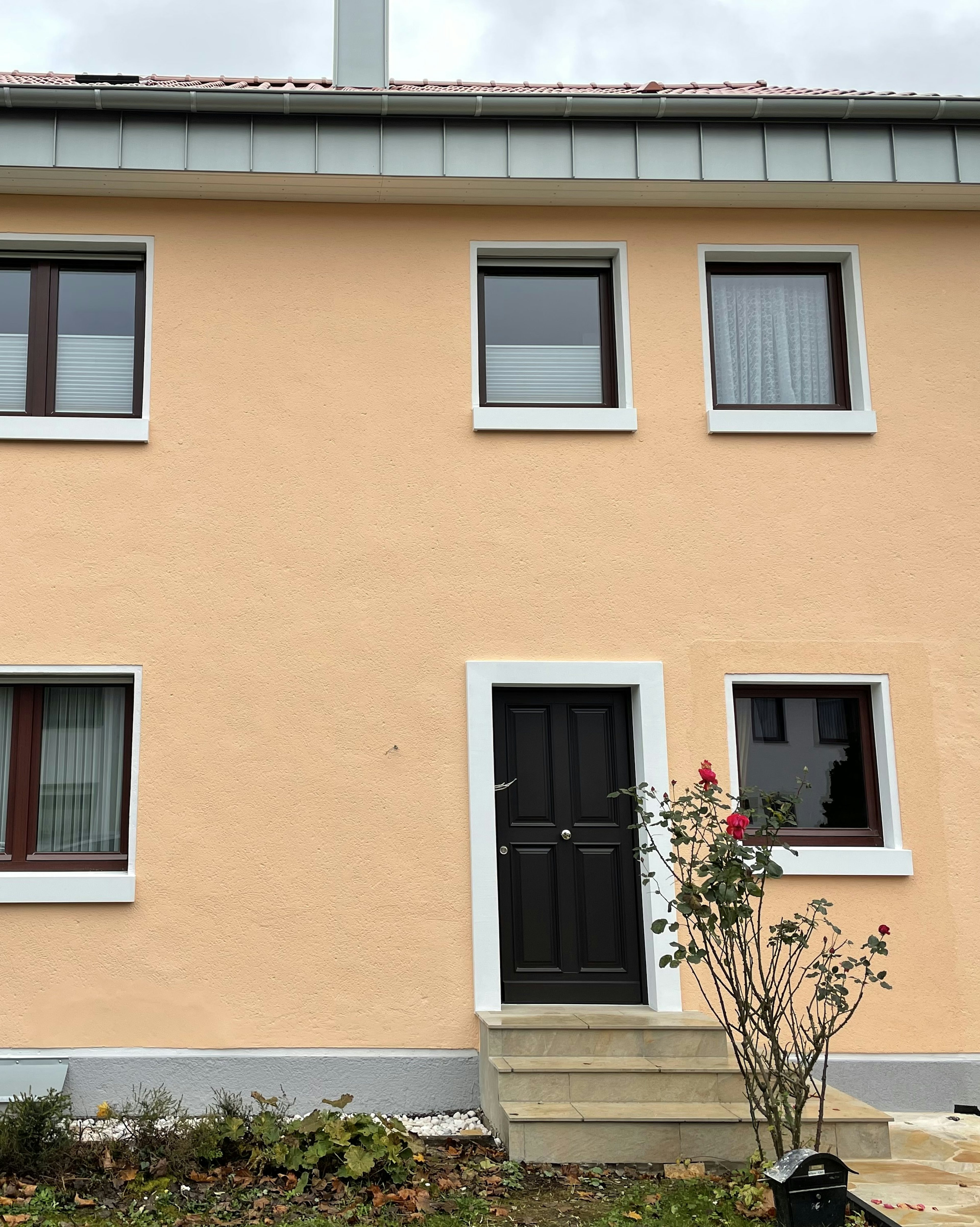 Putzfassade mit WDVS und markanten Außenfensterbänken SLB 450