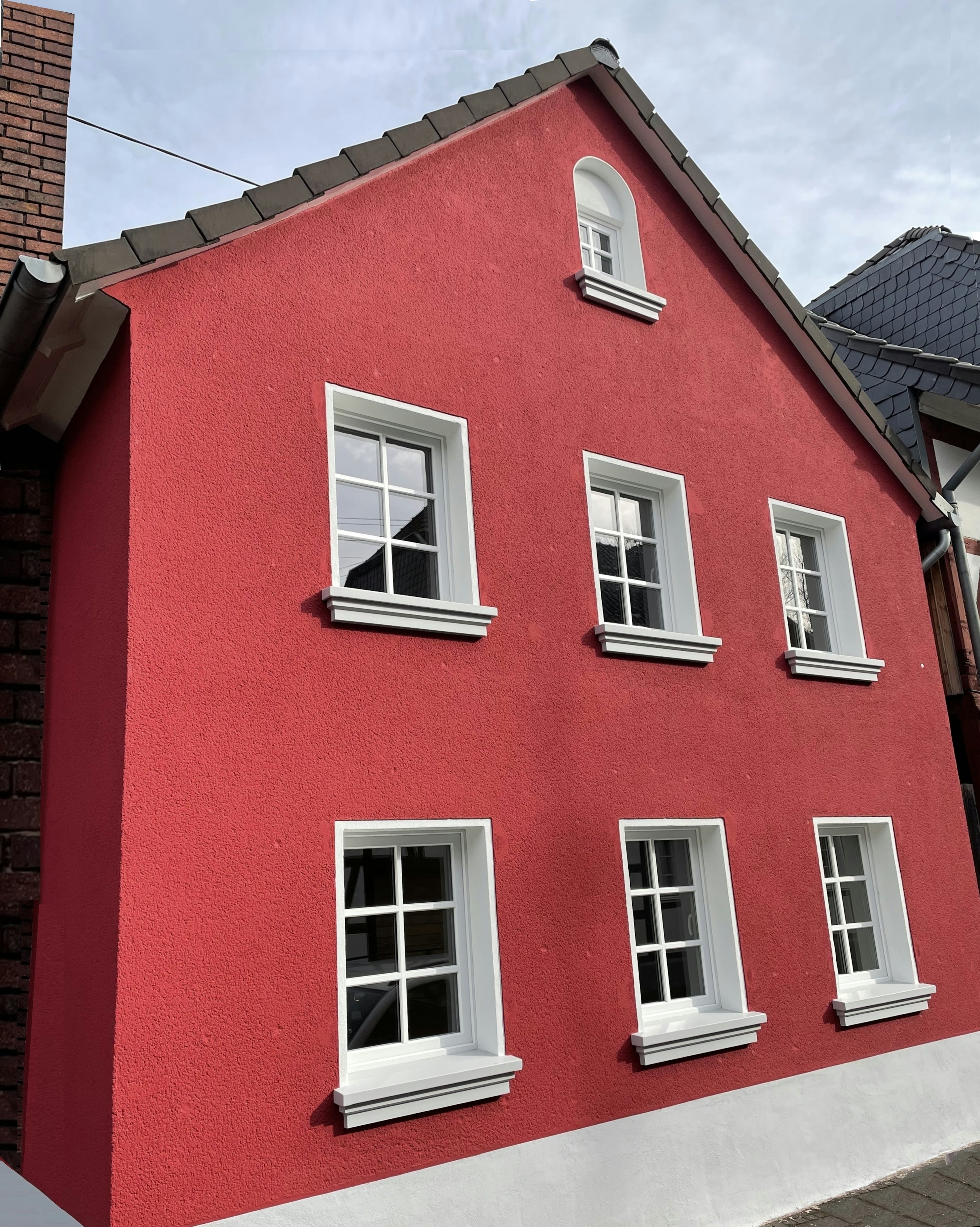 Sanierte rote Hausfassade mit modenen Außenfensterbänken SLB 520