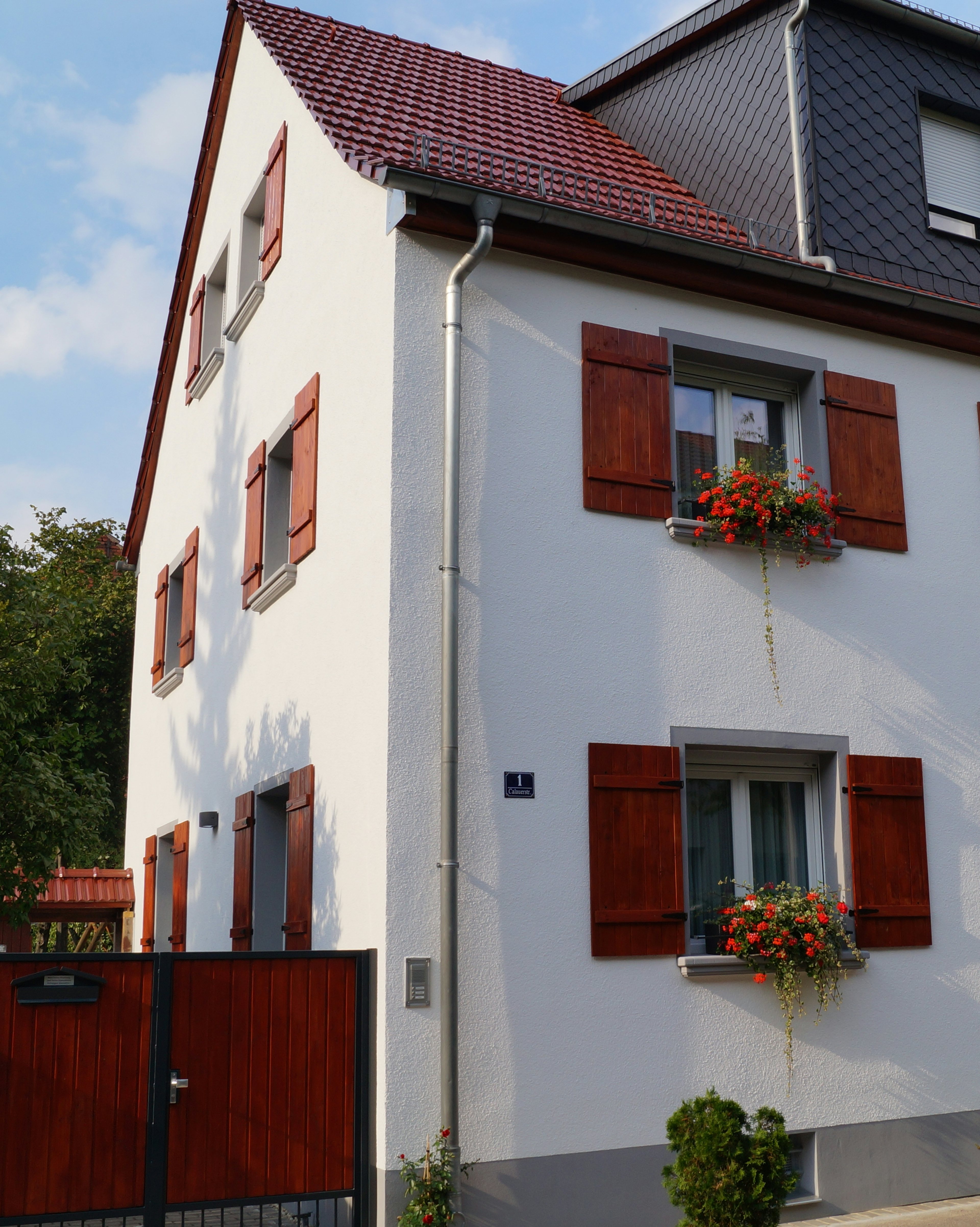 Hausfaase mit Klappläden und Außenfensterbänken SLB 200